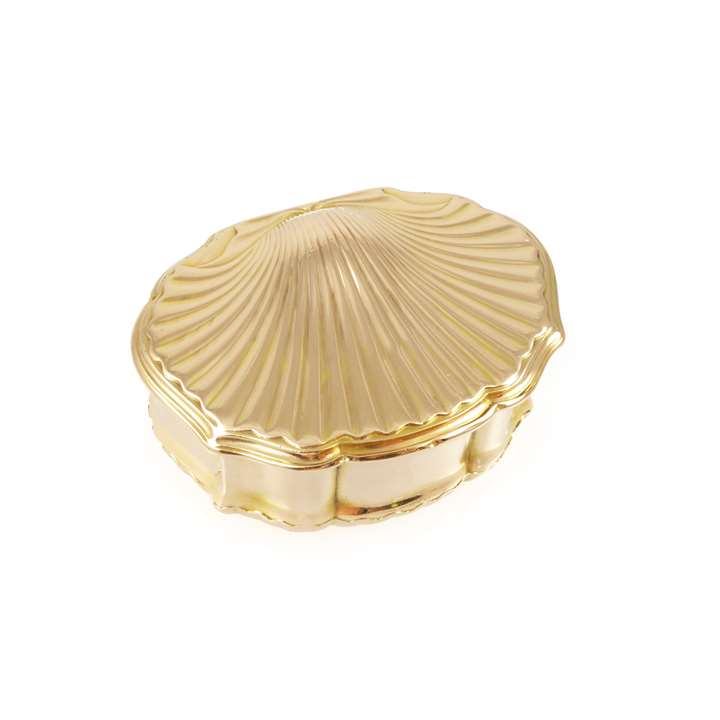 Louis XV gold cartouche shaped box, the cover formed as a scallop shell, Nicolas Delion, Paris 1738,